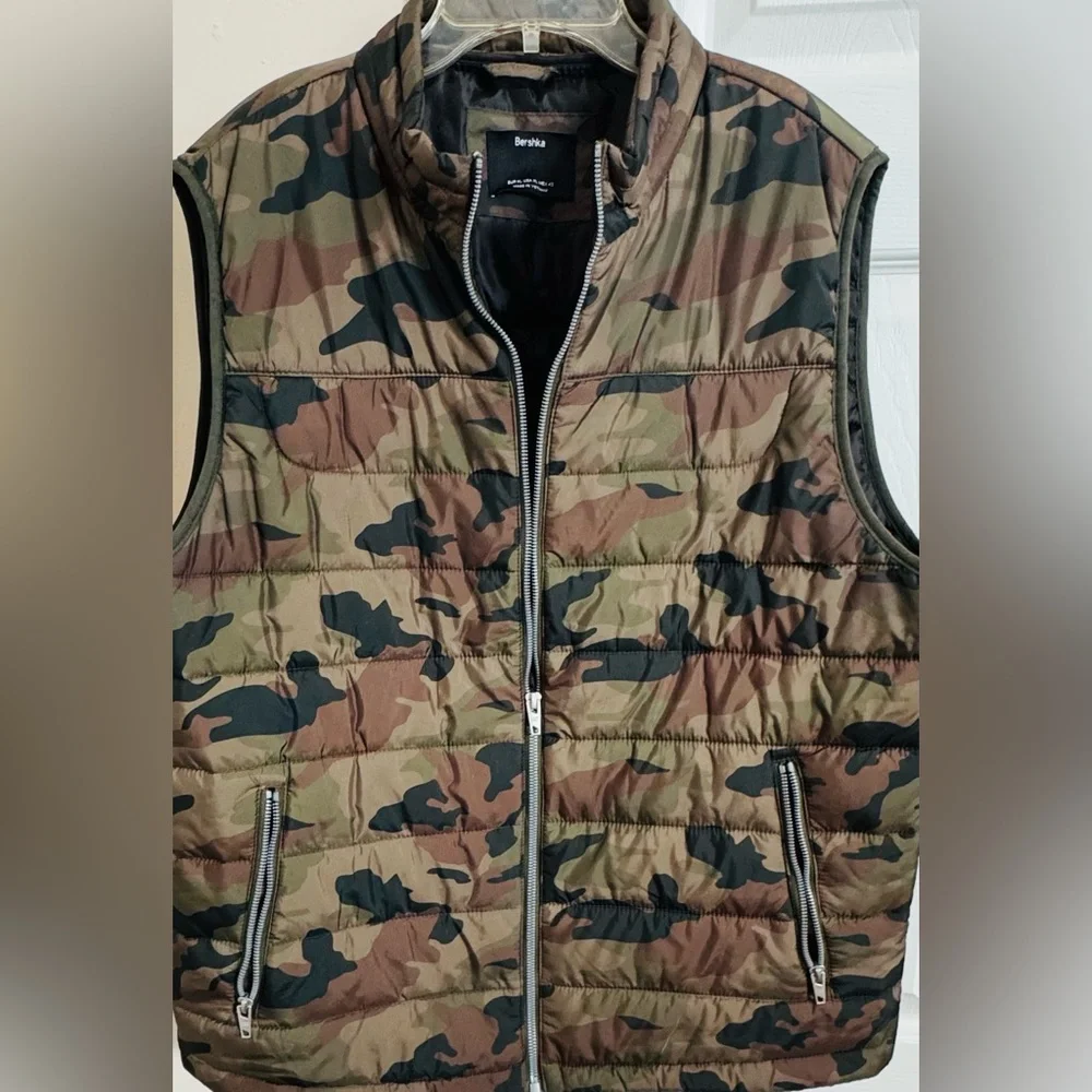 Bershka 100% Polyester‎ Camo Print Men’s XL w/ Pockets Zip Up Puffer Vest